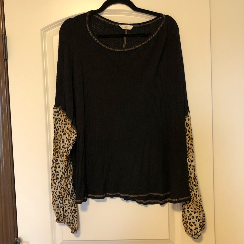 Cute waffle top with leopard bubble sleeves.